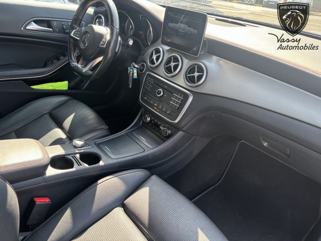 Mercedes Classe GLA GLA 220 d Fascination BVA7 (245)  5 portes  (avril 2016) (co2 115)